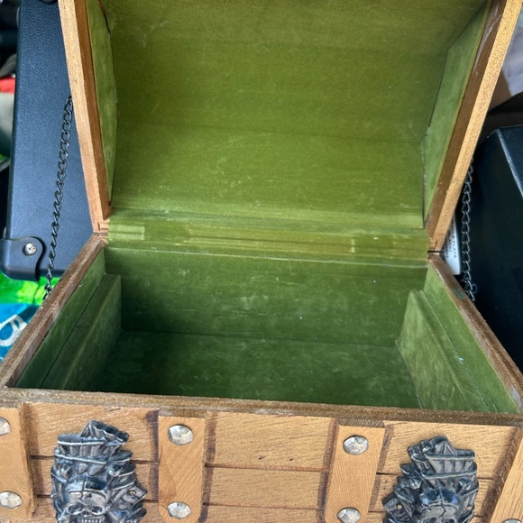 Vintage wooden treasure chest skull bones pirate jewelry box - Picture 5 of 6